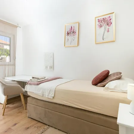 Apartman With Parking Space - 23849 *