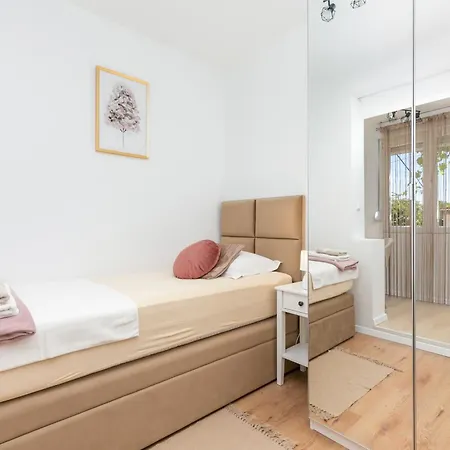 Apartman With Parking Space - 23849 Trogir